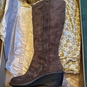 UGG Brown Wedge Suede Shoes with Streamlined Design